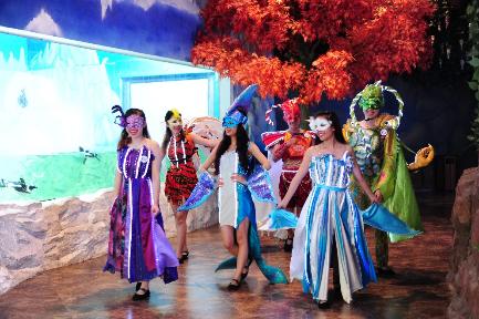 Những thành viên đặc biệt của đại dương chào đón du khách với những vũ điệu đầy màu sắc