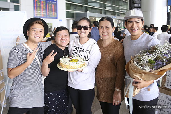 
Vợ chồng Ngọc Lan cùng mẹ và hai người bạn chụp ảnh kỷ niệm ở sân bay trước khi ra về.
