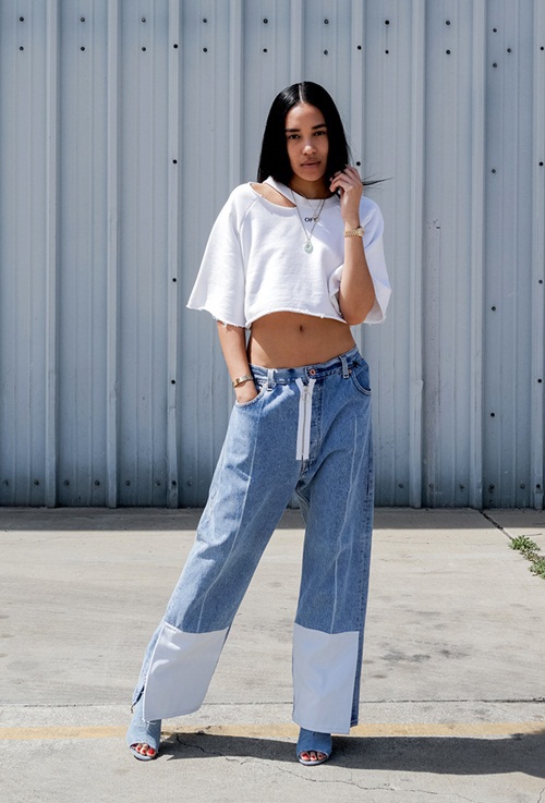 Crop-top chất liệu cotton dáng rộng, phóng khoáng là kiểu thiết kế được các tín đồ thể thao yêu thích. Bạn có thể mặc chúng với quần jeans ống đứng, có thiết kế lạ mắt để tăng vẻ thời trang.