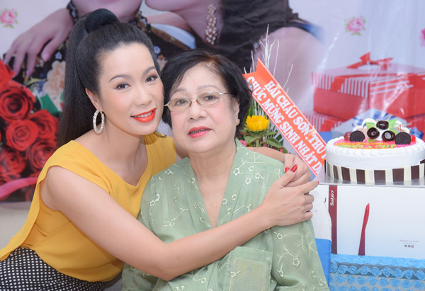 
Trịnh Kim Chi còn tổ chức tiệc chung với mẹ ruột vì cả hai có ngày sinh nhật khá gần nhau.
