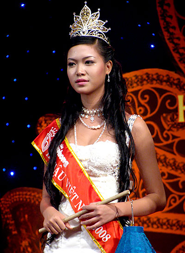 
Hình ảnh cô gái gốc Đà Nẵng Trần Thị Thùy Dung đăng quang trở thành Hoa hậu Việt Nam 2008.
