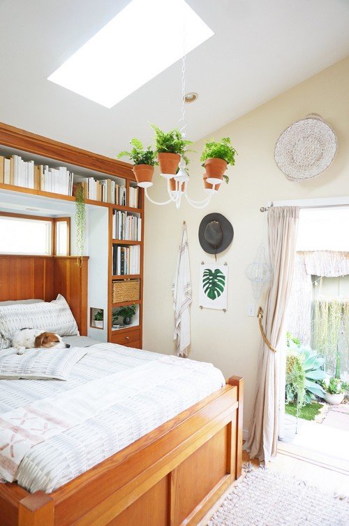 Phòng ngủ vô cùng thoáng đãng với những khoảng cây xanh đan xen vào nhau tạo nên một cảm giác thư thái vô cùng.