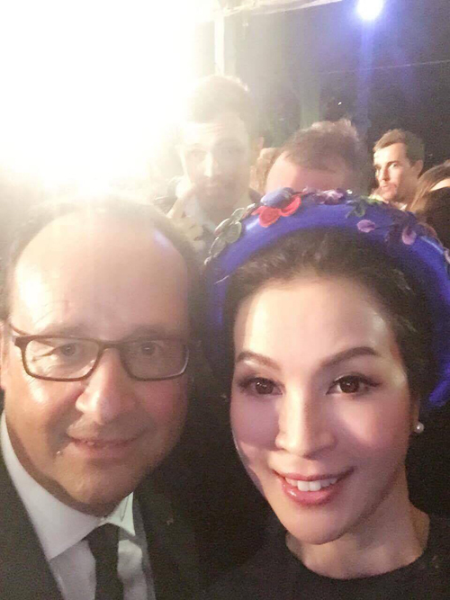 Trong tiệc chiêu đãi tối qua, Thanh Mai vui vẻ được bắt tay và trò chuyện với Tổng thống Pháp Francois Hollande. Chị cho biết, ông rất thân thiện và dễ gần.