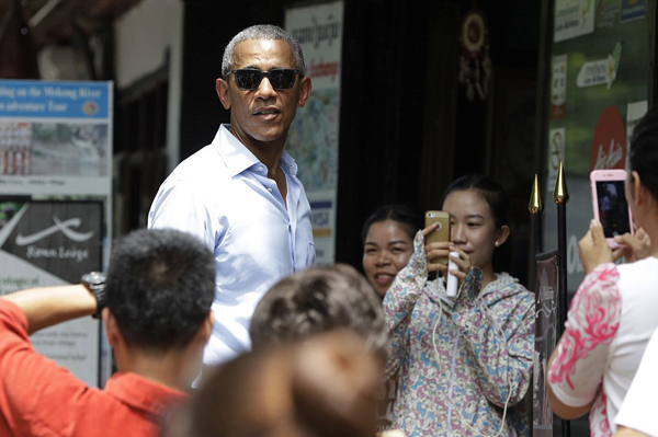 
Người dân địa phương tranh thủ chụp ảnh khi ông Obama đến thăm.
