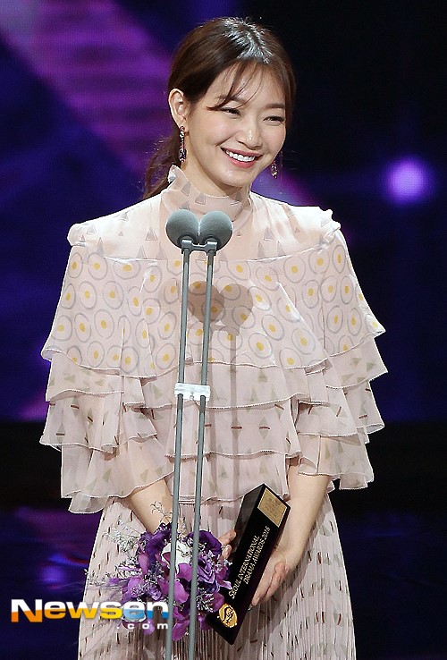 
 Diễn viên Shin Min Ah chiến thắng giải Nữ diễn viên Hàn Quốc đột phá với diễn xuất trong Oh My Venus.
