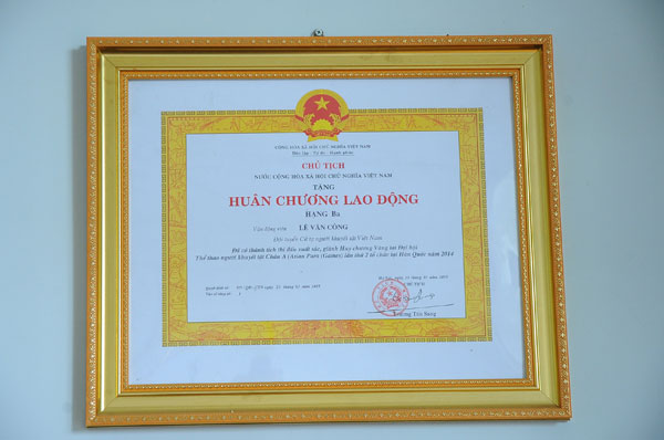 Hu&acirc;n chương lao động l&agrave; phần thưởng mới nhất trong bộ sưu tập đồ sộ của anh C&ocirc;ng.