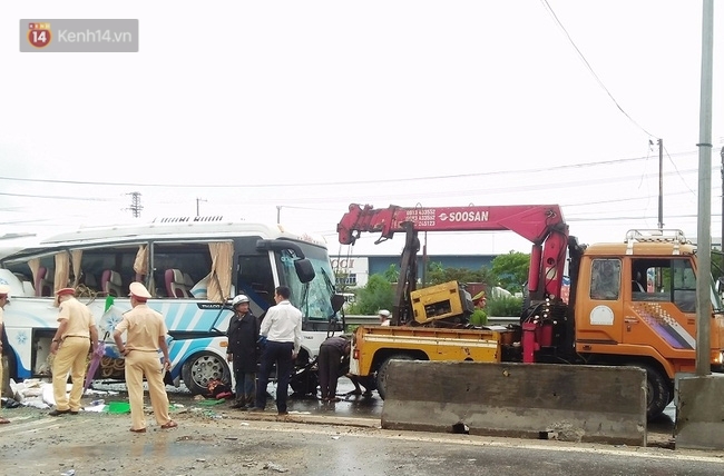 Lực lượng chức năng phải dùng xe cẩu để đưa xe khách ra khỏi hiện trường, tránh ùn tắc giao thông