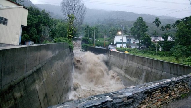 
Bão Meranti gây mưa to tại nhiều khu vực miền Trung và miền Nam Đài Loan với lượng mưa lên tới trên 1 m. Mực nước sông suối ở huyện miền núi Hoa Liên dâng cao chỉ trong một đêm, khiến nhiều cây cầu bị nhấn chìm. Ảnh: epochtimes.com.
