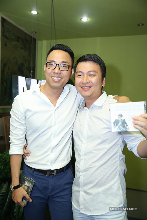 
Nhạc sĩ Nguyễn Hồng Thuận (trái) - tác giả ca khúc Xin em và nhạc sĩ Nguyễn Dân.
