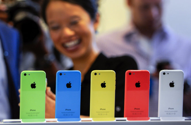 
Những chiếc iPhone 5C với nhiều màu sắc khác nhau - Ảnh: David Paul Morris/Bloomberg
