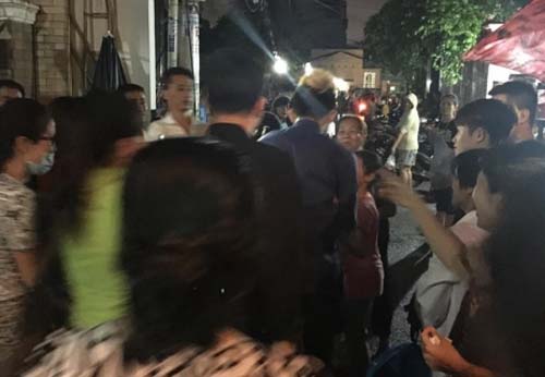 Nhiều người dân vây quanh chụp ảnh, xin chữ ký Trấn Thành khi anh di chuyển ra xe.