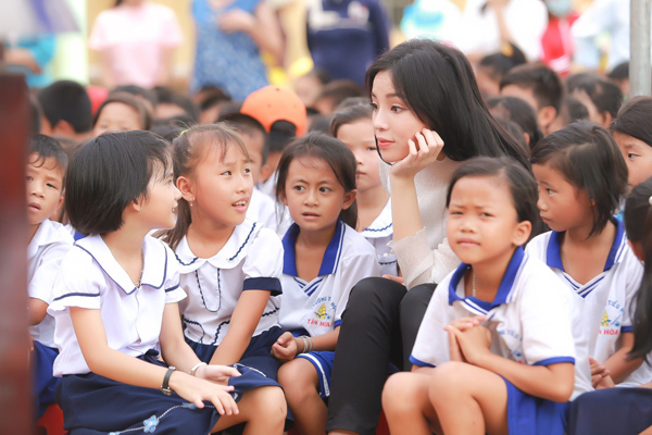 
Kỳ Duyên trò chuyện cùng các em nhỏ.
