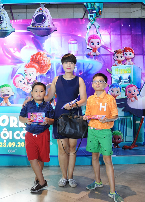 
Tại buổi công chiếu ở Hà Nội vào tối qua, bà xã Xuân Bắc thay chồng đưa hai cậu nhóc đi xem phim.
