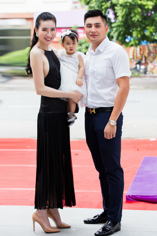 
Chân dài Thư Huyền được chồng và con gái đầu lòng tháp tùng đến event. Đây là lần đầu tiên cô khoe nàng công chúa 9 tháng tuổi.
