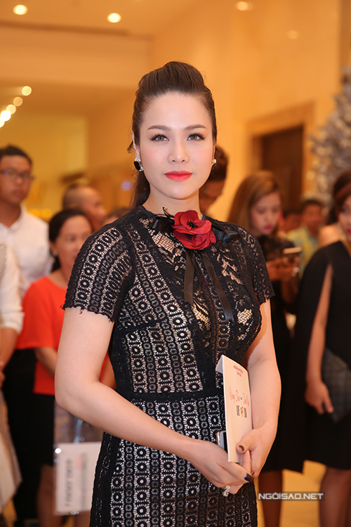 
Ca sĩ, diễn viên Nhật Kim Anh gợi cảm trong bộ váy ren bó sát.
