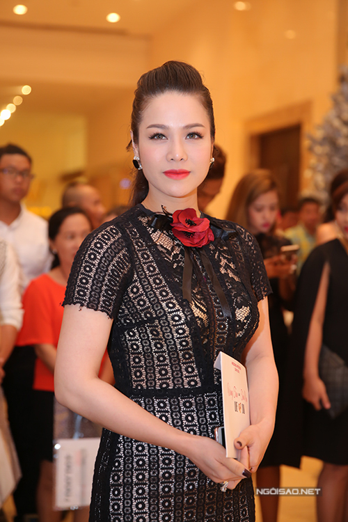 Ca sĩ, diễn viên Nhật Kim Anh gợi cảm trong bộ váy ren bó sát.
