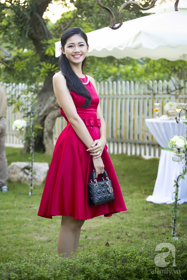 
Á hậu Thanh Tú xuất hiện nổi bật với bộ đầm đỏ rực và chiều cao ấn tượng.

