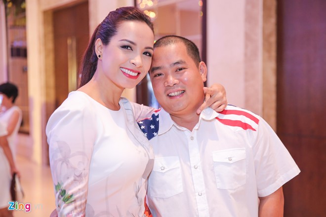 Vợ chồng cựu người mẫu Thúy Hạnh và nhạc sĩ Minh Khang tình cảm trước ống kính.