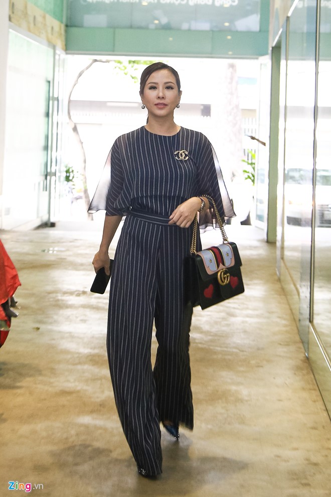 
Hoa hậu Thu Hoài nổi bật với cây hàng hiệu từ túi xách, đầm và giày.
