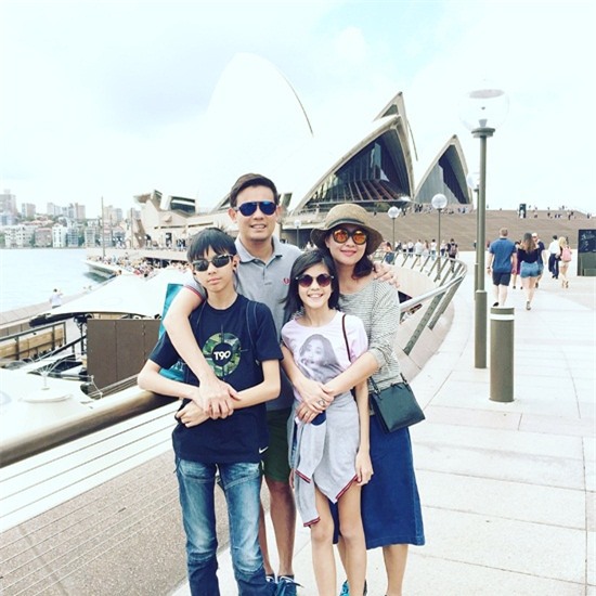 Minh Anh hạnh phúc bên chồng con
