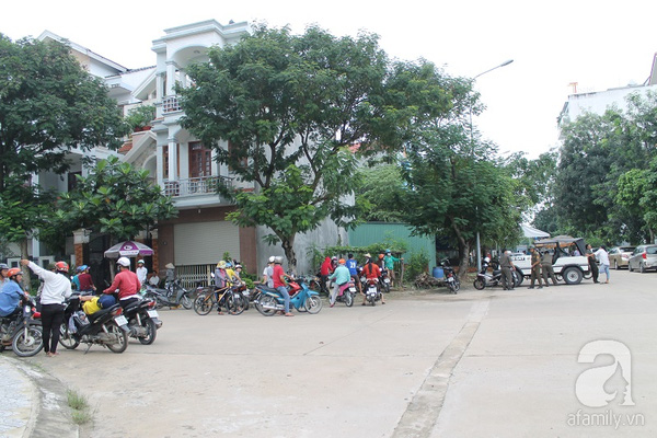 Đông đảo người dân tụ tập bên ngoài nhà bố nạn nhân.