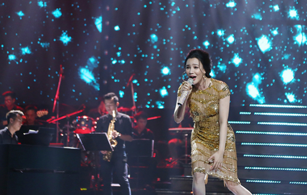 
Hồ Quỳnh Hương luôn tràn trề năng lượng khi ra sân khấu. Cô cho biết đang hoàn thành album nhạc xưa, chuẩn bị phát hành trong tháng 8.
