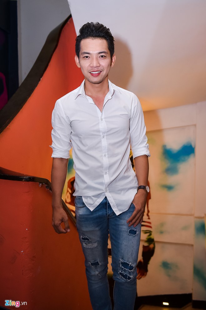 
Mai Quốc Việt không thể vắng mặt trong tiệc sinh nhật của đàn anh. Nam ca sĩ vận áo sơ-mi trắng, quần jean đơn giản.
