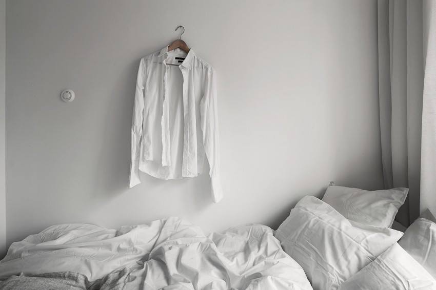 Việc lựa chọn tông màu trắng cho phòng ngủ giúp chủ nhà có cảm giác vô cùng êm dịu, thoải mái, có được khoảng nghỉ ngơi thư giãn hoàn toàn.