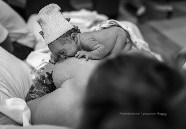
Ở một góc chụp khác, em bé đã tì cằm của mình vào ngực mẹ và dùng tay để đẩy người rướn về phía ti.
