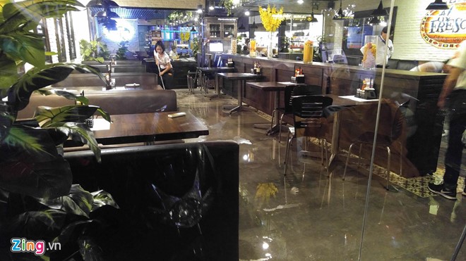 
 Nhiều hàng quán vắng khách vì nước tràn vào.
