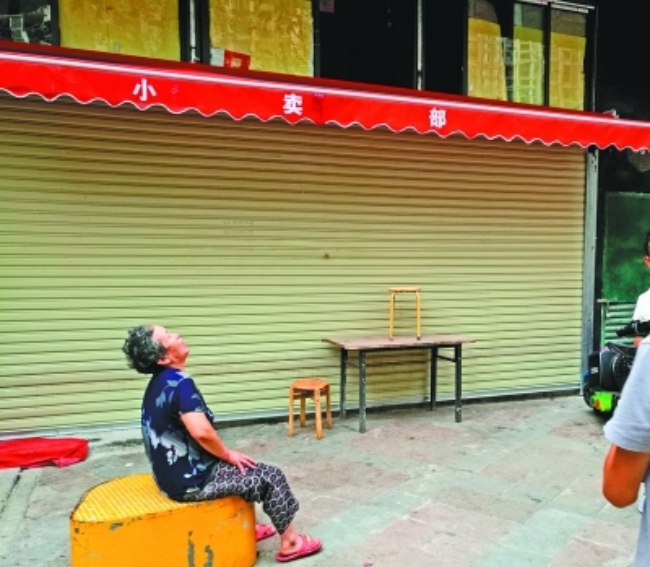 Bà của nạn nhân ngồi khóc nức nở trước cửa nhà, nhưng tất cả đều đã quá muộn...