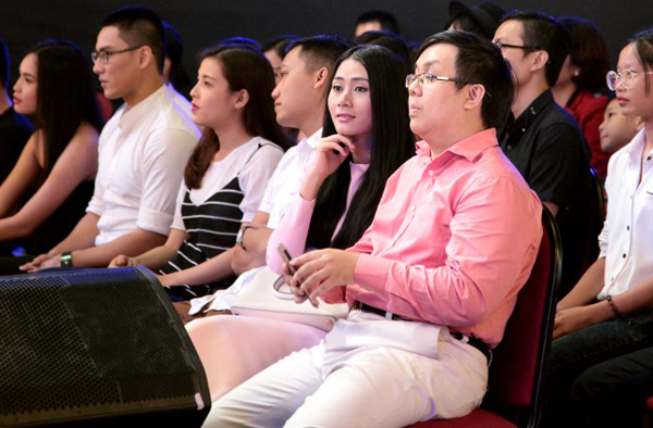 
Vợ chồng diễn viên Gia Bảo - Thanh Hiền mặc ton-sur-ton hồng hào hứng đi xem chung kết cuộc thi diễn hài.
