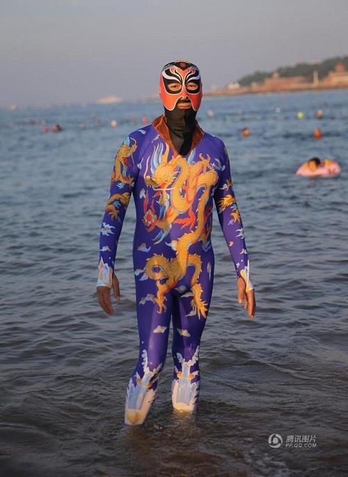 
Facekini từng xuất hiện trên tạp chí thời trang NewYork CR Fashion Book tháng 8/2014. Bà Zhang đang nỗ lực nâng tầm facekini và hy vọng có thể đưa loại đồ bơi này tiến ra thị trường thời trang thế giới.
