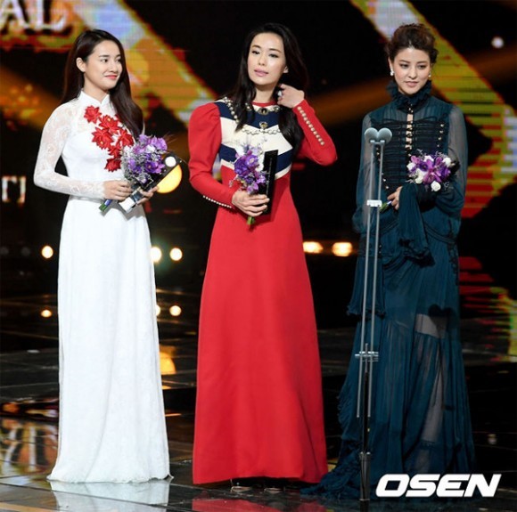 Trên sân khấu trao giải, Nhã Phương gửi lời cảm ơn ban tổ chức cùng những khán giả đã ủng hộ cô.