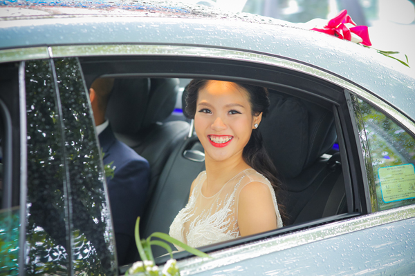 Chí Anh và Khánh Linh lên xe đến địa điểm tổ chức tiệc cưới.