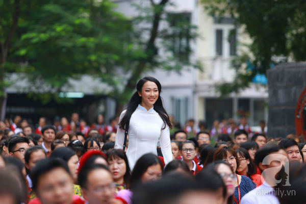 
Cùng góp mặt với Hoa hậu Đỗ Mỹ Linh trong lễ khai giảng lần này của trường là Top 5 Hoa hậu Việt Nam Thủy Tiên.
