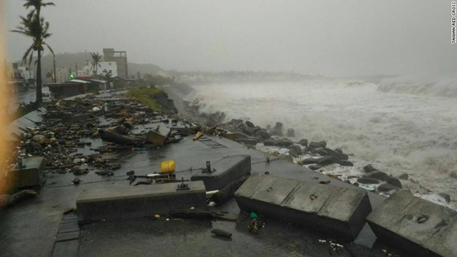
Sóng lớn gây hư hỏng bờ kè biển ở Đài Trung. Ảnh: CNN.
