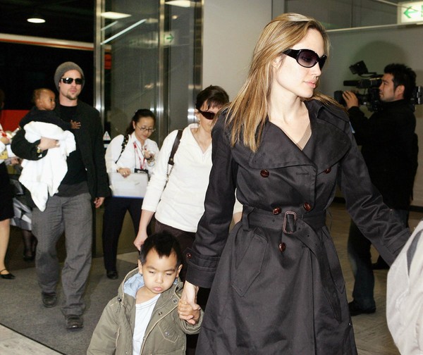 Tháng 11/2005, Brad nhận nuôi luôn cả Maddox và Zahara. Họ của hai bé cũng được đổi thành Jolie-Pitt.