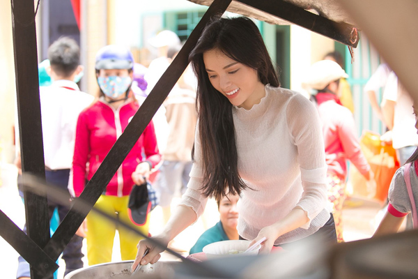 
Hoa hậu Việt Nam 2014 còn đích thân chuẩn bị bữa trưa cho mọi người. Giữa khí hậu nắng nóng gần 40 độ của vùng biên giới phía Nam, cô vẫn hào hứng cùng với anh em trong đoàn vào bếp để chuẩn bị gần 300 phần ăn trưa cho các em học sinh.
