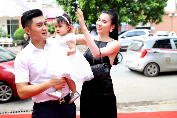 
Thư Huyền lên xe hoa vào giữa năm ngoái. Ông xã cô tên Thanh Tùng, là thiếu gia trong một gia đình giàu có ở Hà Nội.
