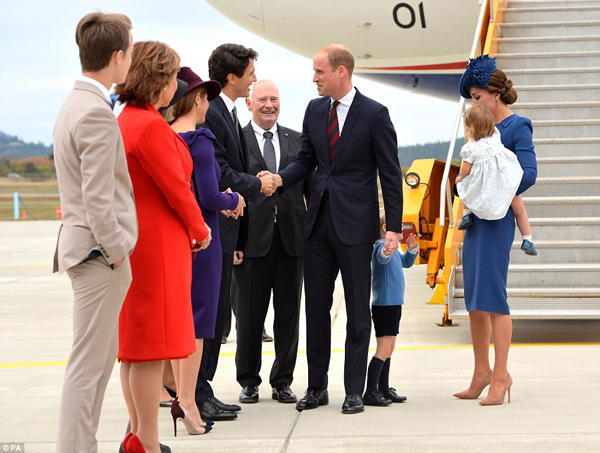 
William bắt tay các quan chức ở sân bay nhưng vẫn không quên nắm tay con trai nhỏ.
