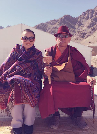 
Ca sĩ cùng một vị sư ở Ladakh.
