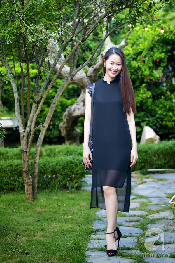 
Hoa hậu thân thiện Dương Thùy Linh diện đầm đen ton sur ton với giày cao gót và túi xách.
