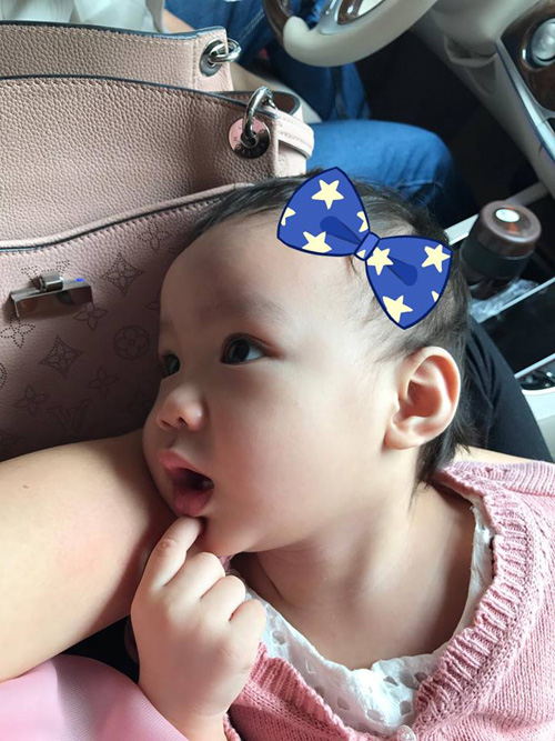 
Con gái thứ hai của Trịnh Kim Chi tròn 1 tuổi hồi tháng sáu vừa qua. Nữ diễn viên sinh bé khi chị đã 43 tuổi.
