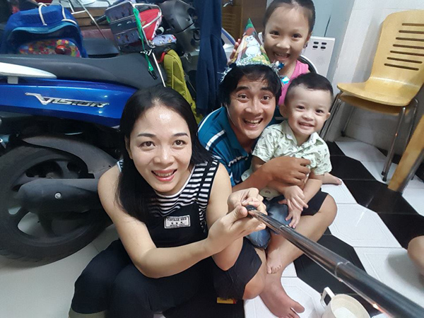 Nam diễn viên có những khoảnh khắc hồn nhiên, vui vẻ bên vợ và hai con.