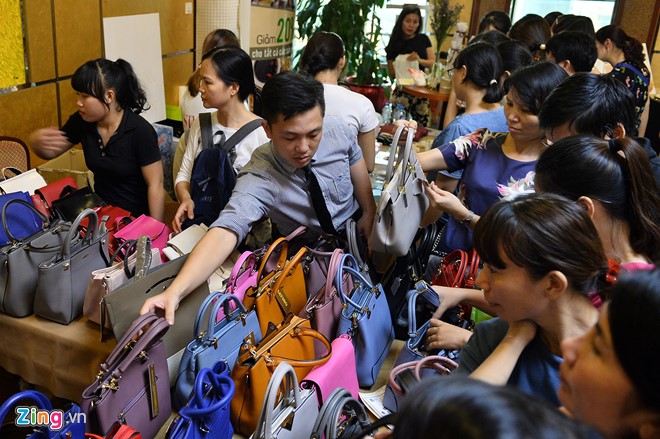 Những chiếc túi xách một thương hiệu lạ có giá tiền hơn triệu trở lên dù sau khi đã giảm.