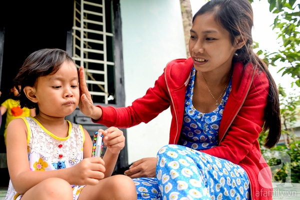 
Dù gì cũng là con mình nuôi suốt ba năm qua, nhìn bé cuộc sống thiếu thốn tôi thương lắm, chị Trang chia sẻ.
