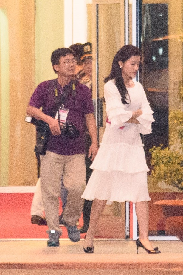 
Á hậu Hoàng My cũng có mặt tại sân bay để thay mặt ban tổ chức chào đón ngôi sao xứ Kim Chi.
