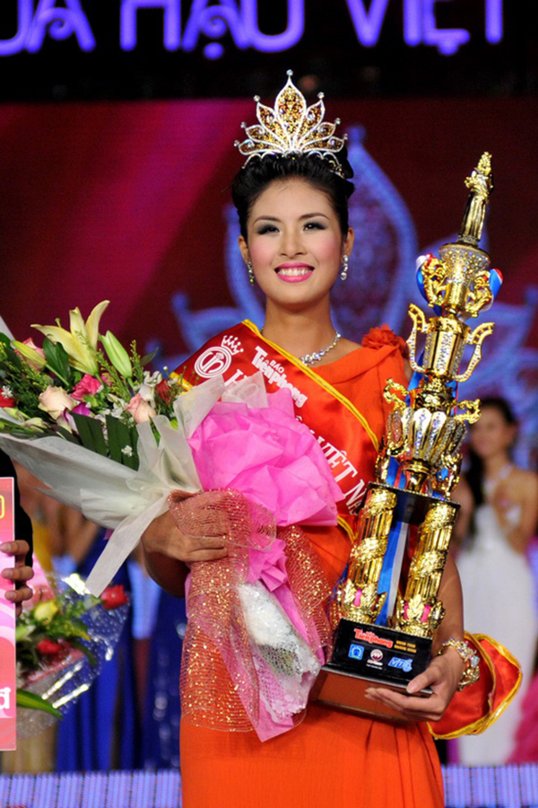 
Ngọc Hân trở thành Hoa hậu Việt Nam 2010 với nhiều tranh cãi về nhan sắc.
