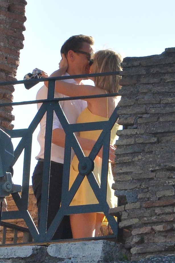Lần khác, Tom Hiddleston tình tứ ôm hôn bạn gái trên toà tháp cổ, mặc ánh mắt soi mói từ rất nhiều người.